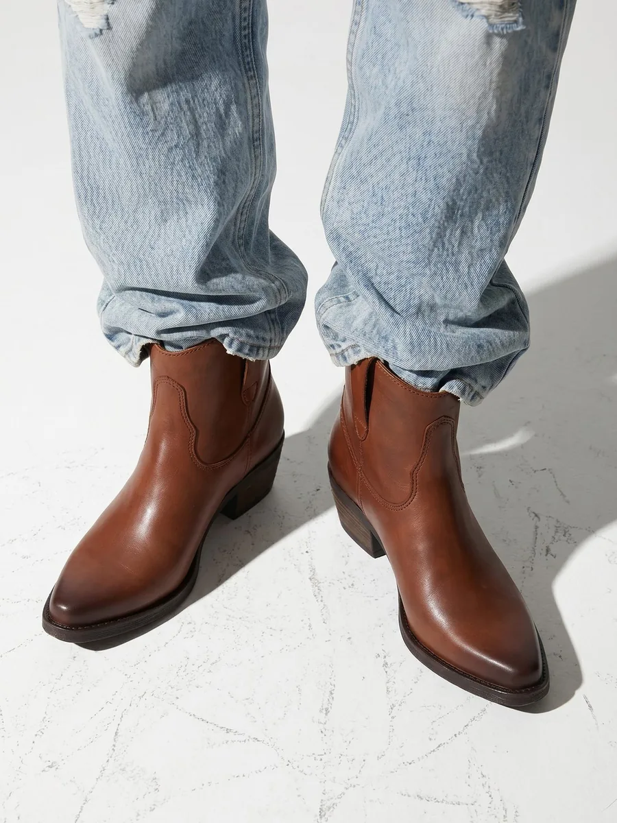 Braune Stiefeletten aus Glattleder zu heller Jeans, Kollektion Herbst Winter 2026 von Apple of Eden
